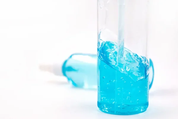primer-plano-del-agua-azul-sobre-un-fondo-blanco